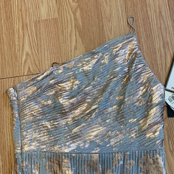 ADRIANNA PAPELL Silver Multi Pleated Foil One Shoulder Dress - Picture 3 of 10